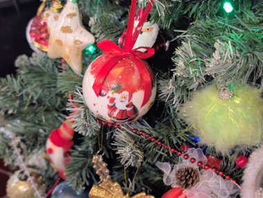 Noel ağacı süslemeleri köknar dallarıyla kaplıdır. 