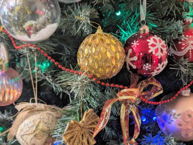 Noel ağacı süslemeleri köknar dallarıyla kaplıdır. 