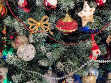 Noel oyuncakları ve süslemeler ağaçta, yakın görüş 