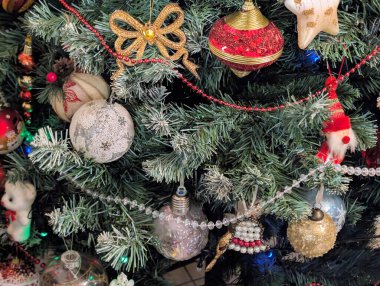 Noel oyuncakları ve süslemeler ağaçta, yakın görüş 