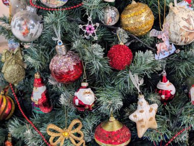 Noel oyuncakları ve süslemeler ağaçta, yakın görüş 