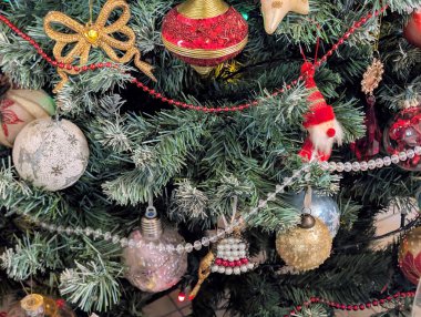 Noel oyuncakları ve süslemeler ağaçta, yakın görüş 