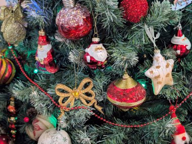 Noel oyuncakları ve süslemeler ağaçta, yakın görüş 