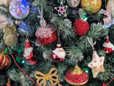 Noel oyuncakları ve süslemeler ağaçta, yakın görüş 