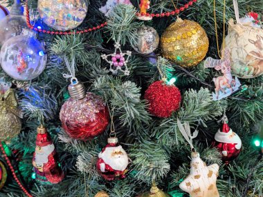 Noel oyuncakları ve süslemeler ağaçta, yakın görüş 