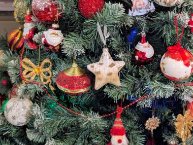 Noel oyuncakları ve süslemeler ağaçta, yakın görüş 