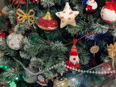 Noel oyuncakları ve süslemeler ağaçta, yakın görüş 