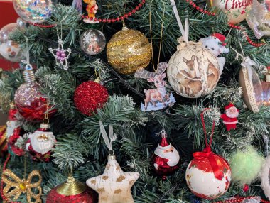 Noel oyuncakları ve süslemeler ağaçta, yakın görüş 