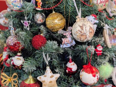 Noel oyuncakları ve süslemeler ağaçta, yakın görüş 