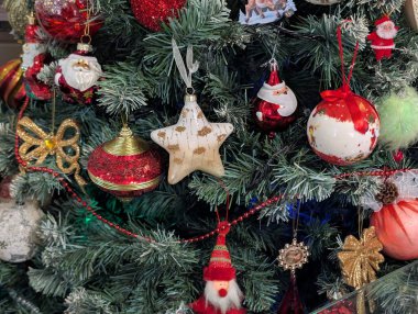 Noel oyuncakları ve süslemeler ağaçta, yakın görüş 