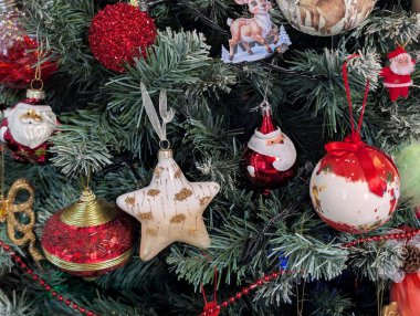 Noel oyuncakları ve süslemeler ağaçta, yakın görüş 