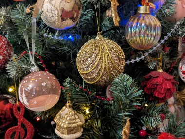 Noel oyuncakları ve süslemeler ağaçta, yakın görüş 