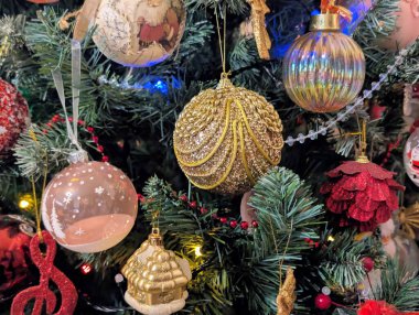 Noel oyuncakları ve süslemeler ağaçta, yakın görüş 