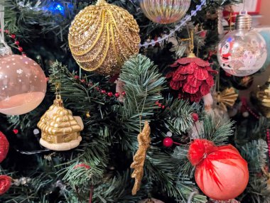 Noel oyuncakları ve süslemeler ağaçta, yakın görüş 