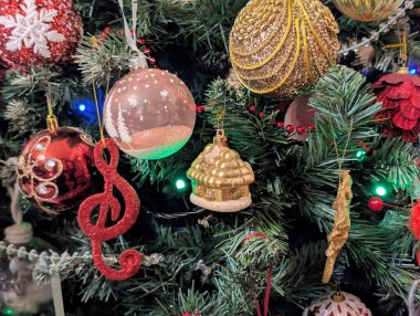 Noel oyuncakları ve süslemeler ağaçta, yakın görüş 