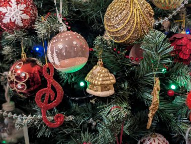 Noel oyuncakları ve süslemeler ağaçta, yakın görüş 