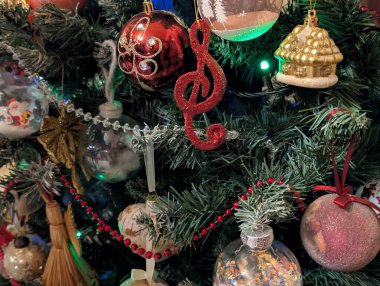 Noel oyuncakları ve süslemeler ağaçta, yakın görüş 