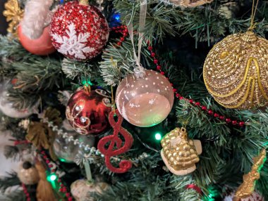 Noel oyuncakları ve süslemeler ağaçta, yakın görüş 