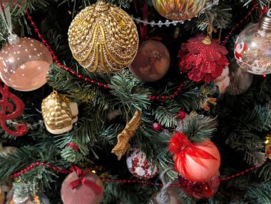 Noel oyuncakları ve süslemeler ağaçta, yakın görüş 