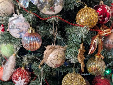 Noel oyuncakları ve süslemeler ağaçta, yakın görüş 