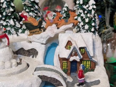 Süsler ve takılarla Noel ağacı