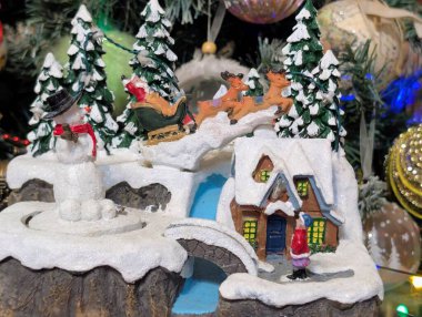 Bir Noel ağacının arka planında Noel oyuncakları 