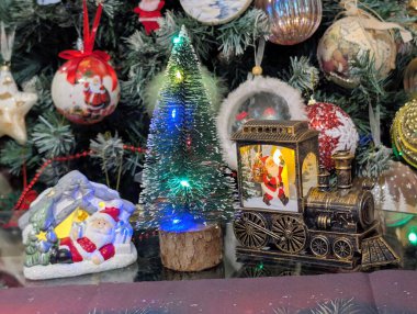 Bir Noel ağacının arka planında Noel oyuncakları 