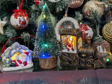 Bir Noel ağacının arka planında Noel oyuncakları 