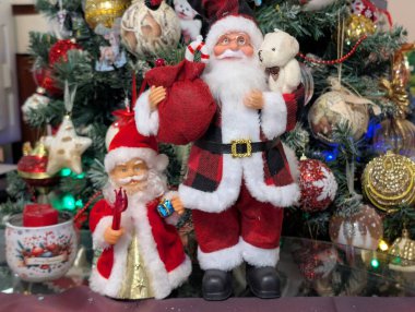 Noel süslerini Noel ağacının yanına yakın.