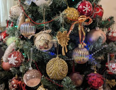 Şirin Noel ağacı süslemeleri kapanıyor. 