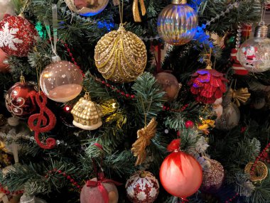 Şirin Noel ağacı süslemeleri kapanıyor. 