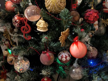 Şirin Noel ağacı süslemeleri kapanıyor. 