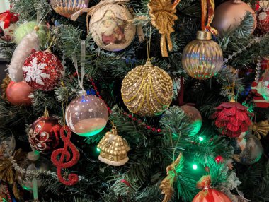 Şirin Noel ağacı süslemeleri kapanıyor. 