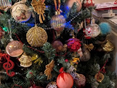 Şirin Noel ağacı süslemeleri kapanıyor. 