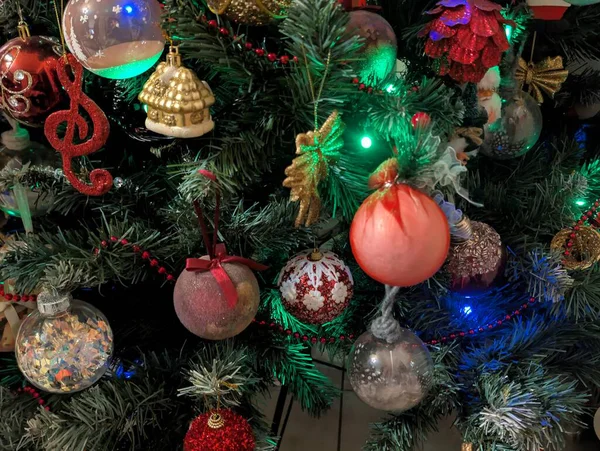 Şirin Noel ağacı süslemeleri kapanıyor. 