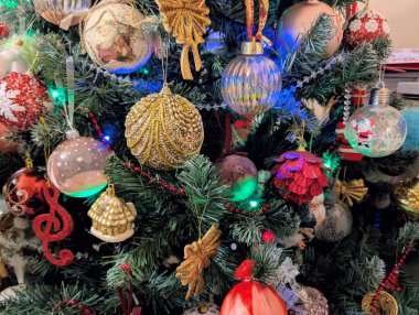 Süsler ve takılarla Noel ağacı