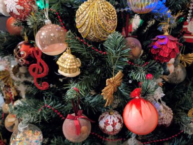 Süsler ve takılarla Noel ağacı