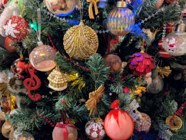 Süsler ve takılarla Noel ağacı