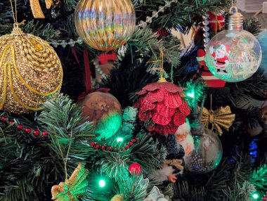 Süsler ve takılarla Noel ağacı