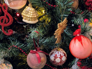 Süsler ve takılarla Noel ağacı