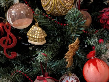 Süsler ve takılarla Noel ağacı