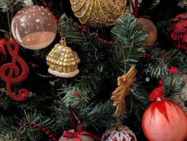 Süsler ve takılarla Noel ağacı