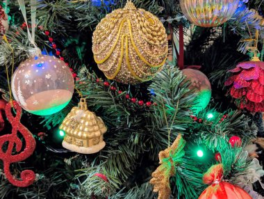 Süsler ve takılarla Noel ağacı