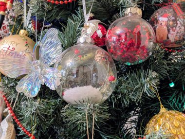 Süsler ve takılarla Noel ağacı