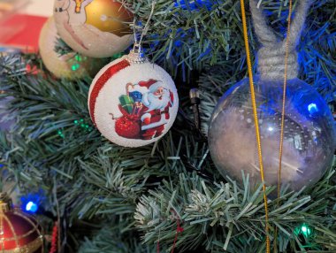 Süsler ve takılarla Noel ağacı