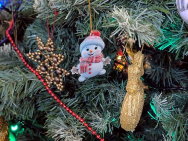 Süsler ve takılarla Noel ağacı