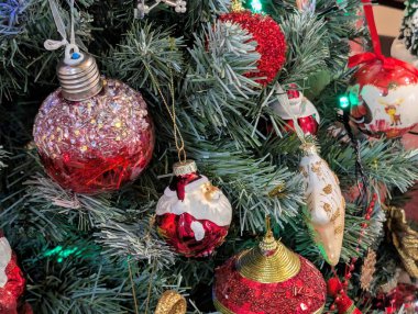 Süsler ve takılarla Noel ağacı