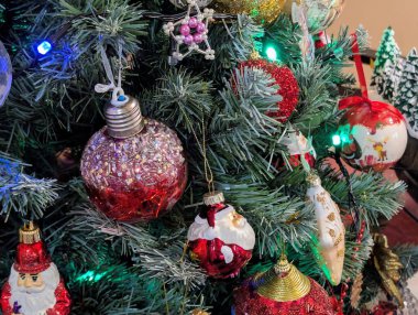 Süsler ve takılarla Noel ağacı