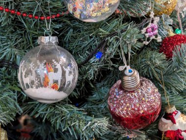 Süsler ve takılarla Noel ağacı