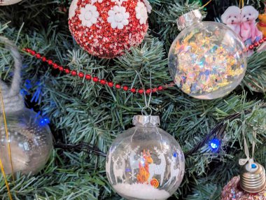 Süsler ve takılarla Noel ağacı